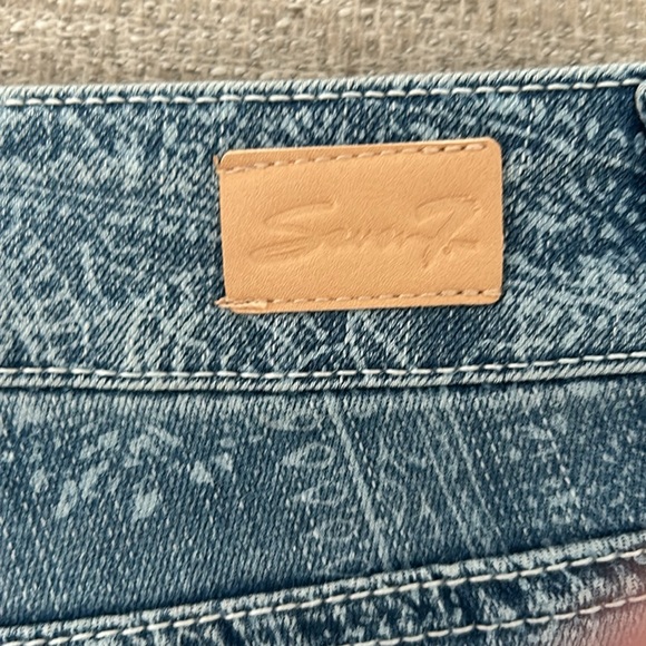 Seven7 Fray Hem Comfort “Kaui” Floral Pattern Weekend Shorts Size 8. NWT - Picture 6 of 12